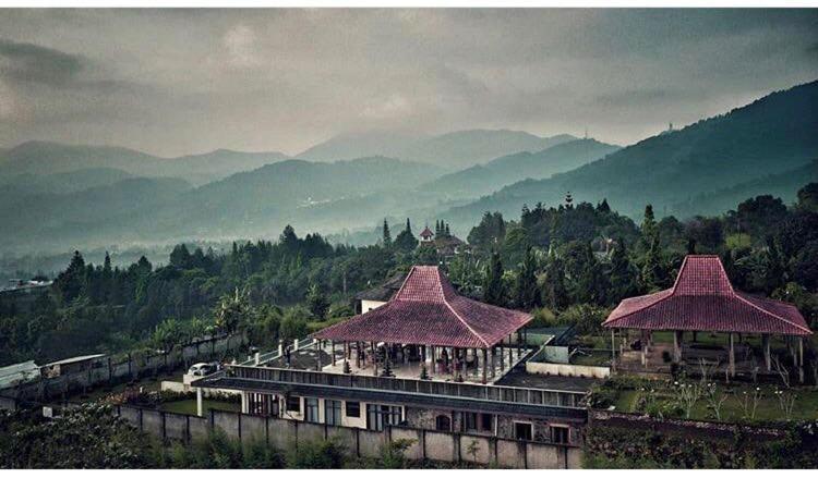 Villa Eaden Puncak Exterior foto
